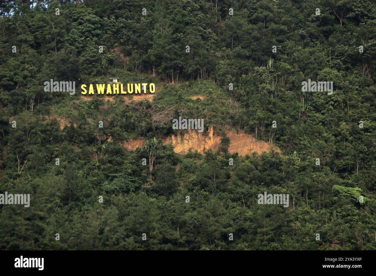 Sawahlunto Schild am Hang eines Hügels in Sawahlunto, einer ehemaligen Kohlebergbaustadt, die Ende des 19. Jahrhunderts von niederländischen Kolonialisten in Indonesien gegründet wurde. Stockfoto