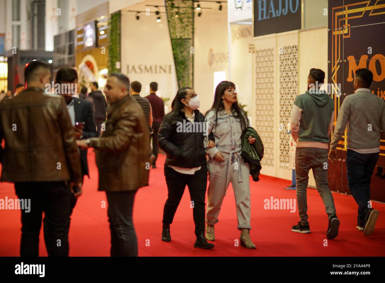 Gaziantep, Türkei. Dezember 2021. In der südtürkischen Stadt Gaziantep wurde eine große Messe mit Schuhen und anderen Lederartikeln und Accessoires sowie Schuhmaschinen eröffnet. Hersteller von Schuhen und anderen Lederprodukten wie Taschen, Koffern und Gürteln schlossen sich der Messe zusammen mit Herstellern von Schuhmaschinen an. Schuh- und Lederhersteller sowie Schuhhändler und -Exporteure besuchten die Ausstellung im OFM Middle East Expo Center in Gaziantep Stockfoto