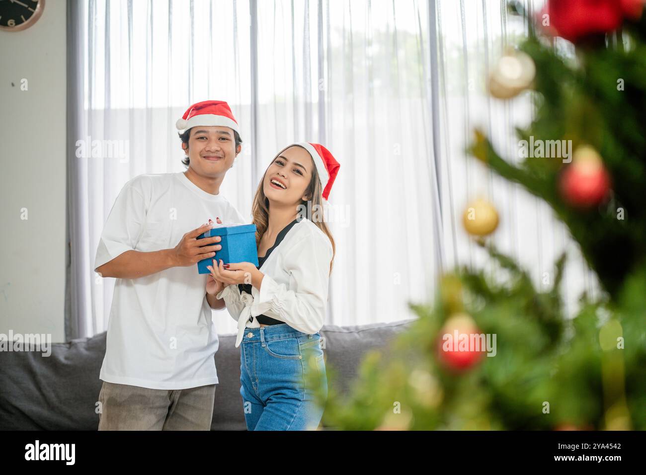 Potrait liebendes asiatisches Paar, das weihnachtsfeiertage feiert Stockfoto