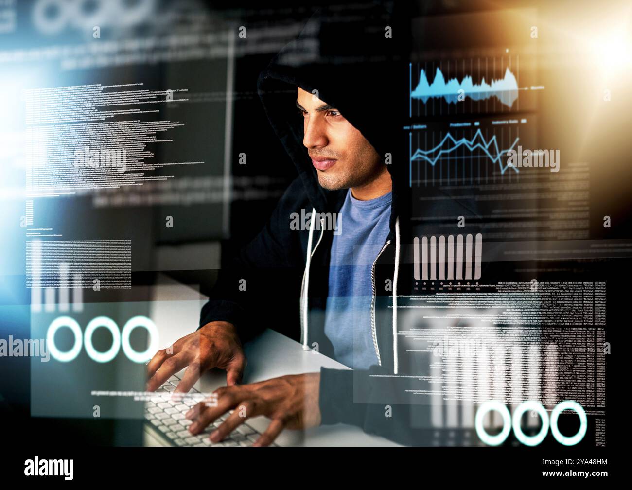 Mann, Hacker und Hologramm mit Arbeit und Vireninstallation für Firewall-Bypass und Hub. Datenbank, Overlay und Dashboard mit digitalen Diagrammen und Stockfoto