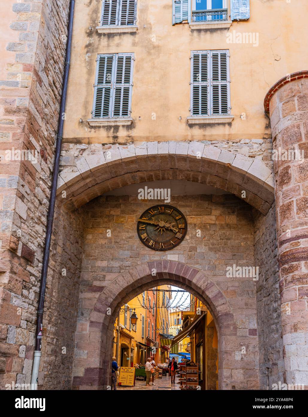 Das Tor von Barruc, die Straßen Barbacane und Paradis in Hyères, im Var, in der Provence, Frankreich. Stockfoto