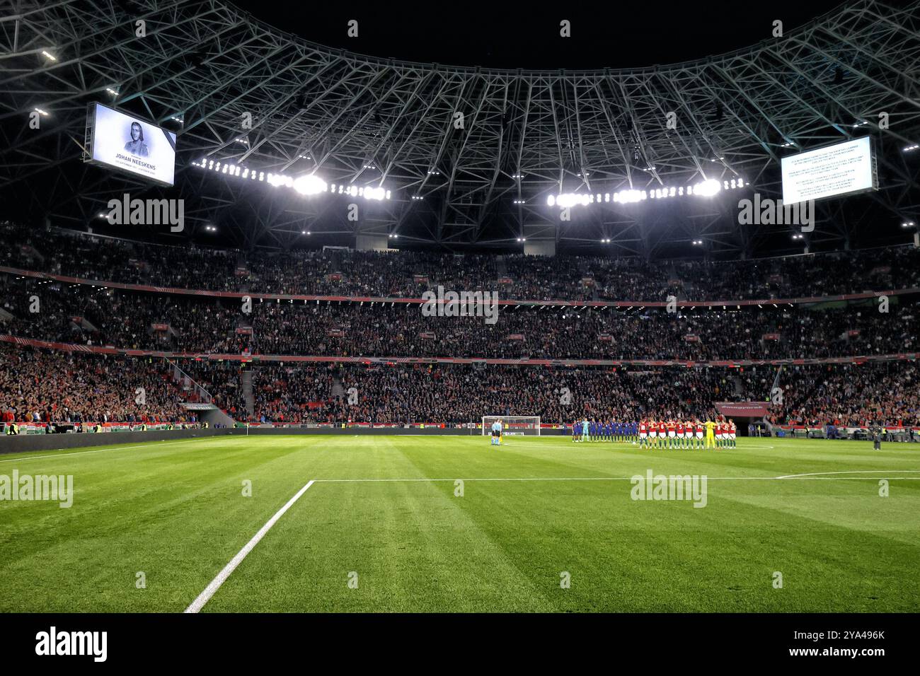 Budapest, Ungarn. Oktober 2024. BUDAPEST, 11-10-2024, Puskas Arena, Saison 2024/2025 UEFA Nations League Spiel zwischen Ungarn und den Niederlanden und Ungarn Endpunktzahl 1:1. Eine Schweigeminute für Johan Neeskens, der diese Woche im Alter von 73 Jahren verstarb Credit: Pro Shots/Alamy Live News Stockfoto
