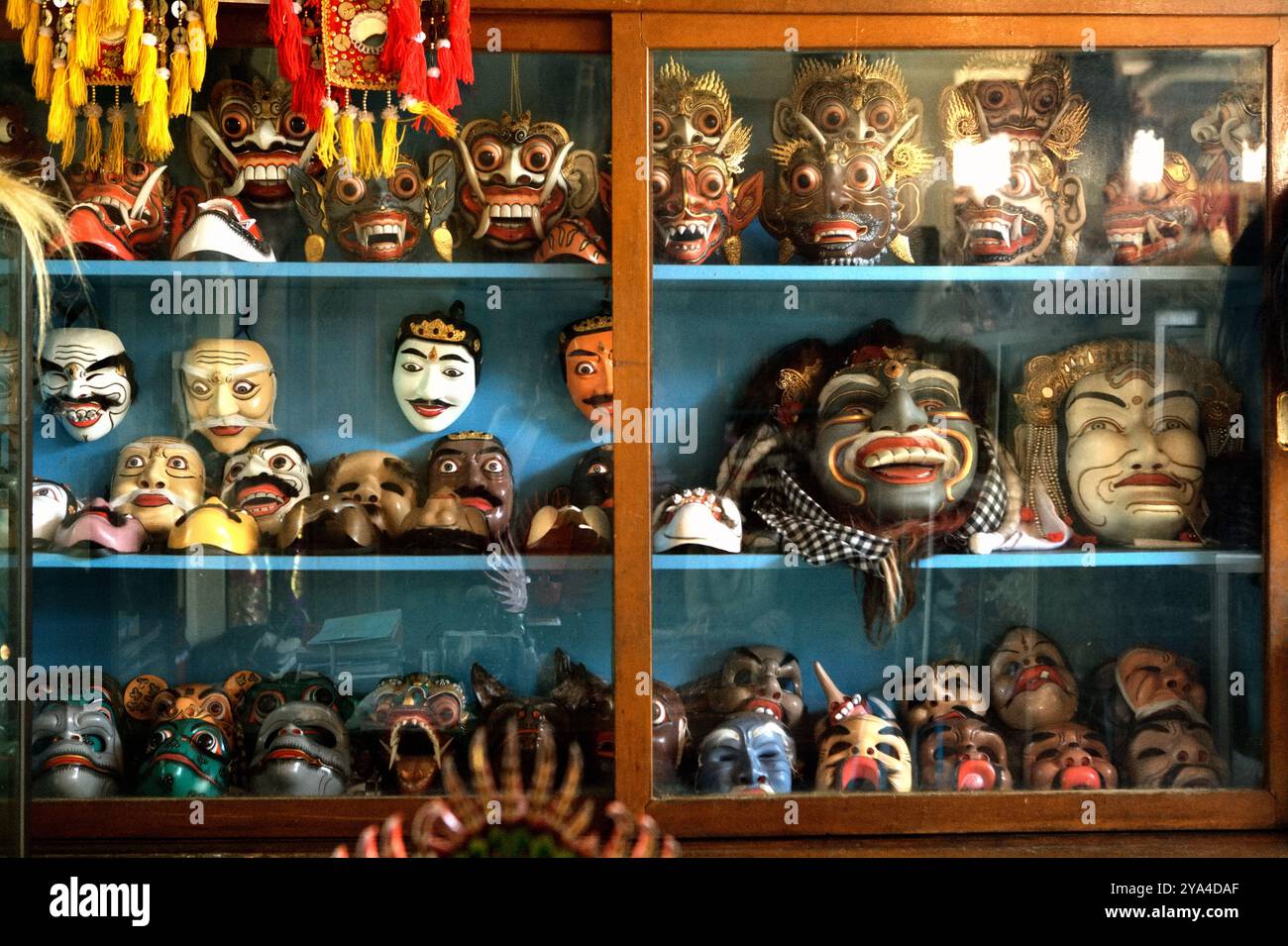 Traditionelle balinesische Masken des Künstlers I Wayan Murdana, fotografiert in seiner Werkstatt in Sukawati, Gianyar, Bali, Indonesien. Stockfoto