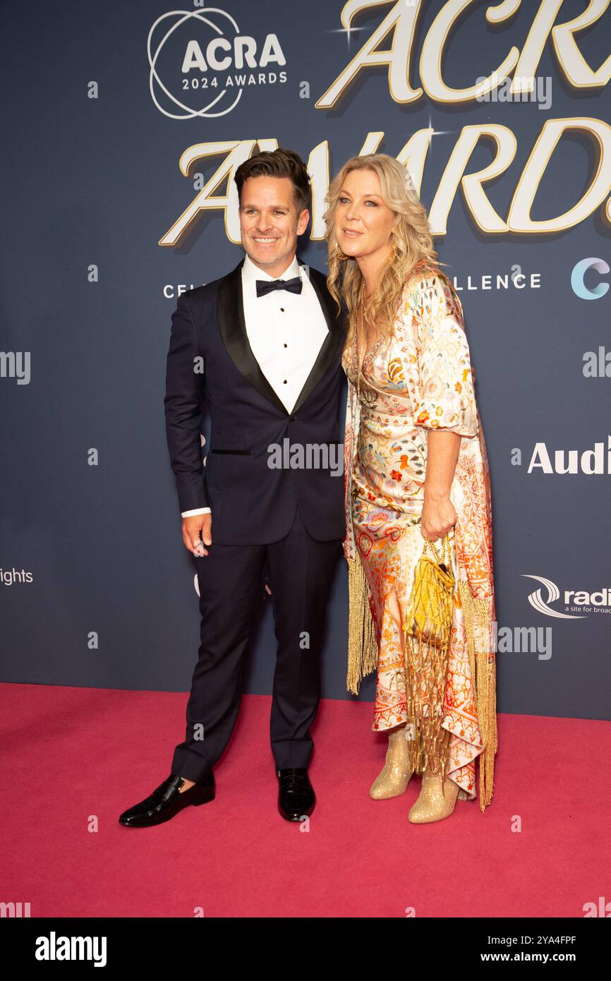 Sydney, Australien. Oktober 2024. Matt Baseley und Gina Jeffreys (Star 104.5) kommen auf dem roten Teppich bei den Australian Commercial Radio Awards (ACRAs) 2024 im Star, Pyrmont. Richard Milnes/Alamy Live News Stockfoto