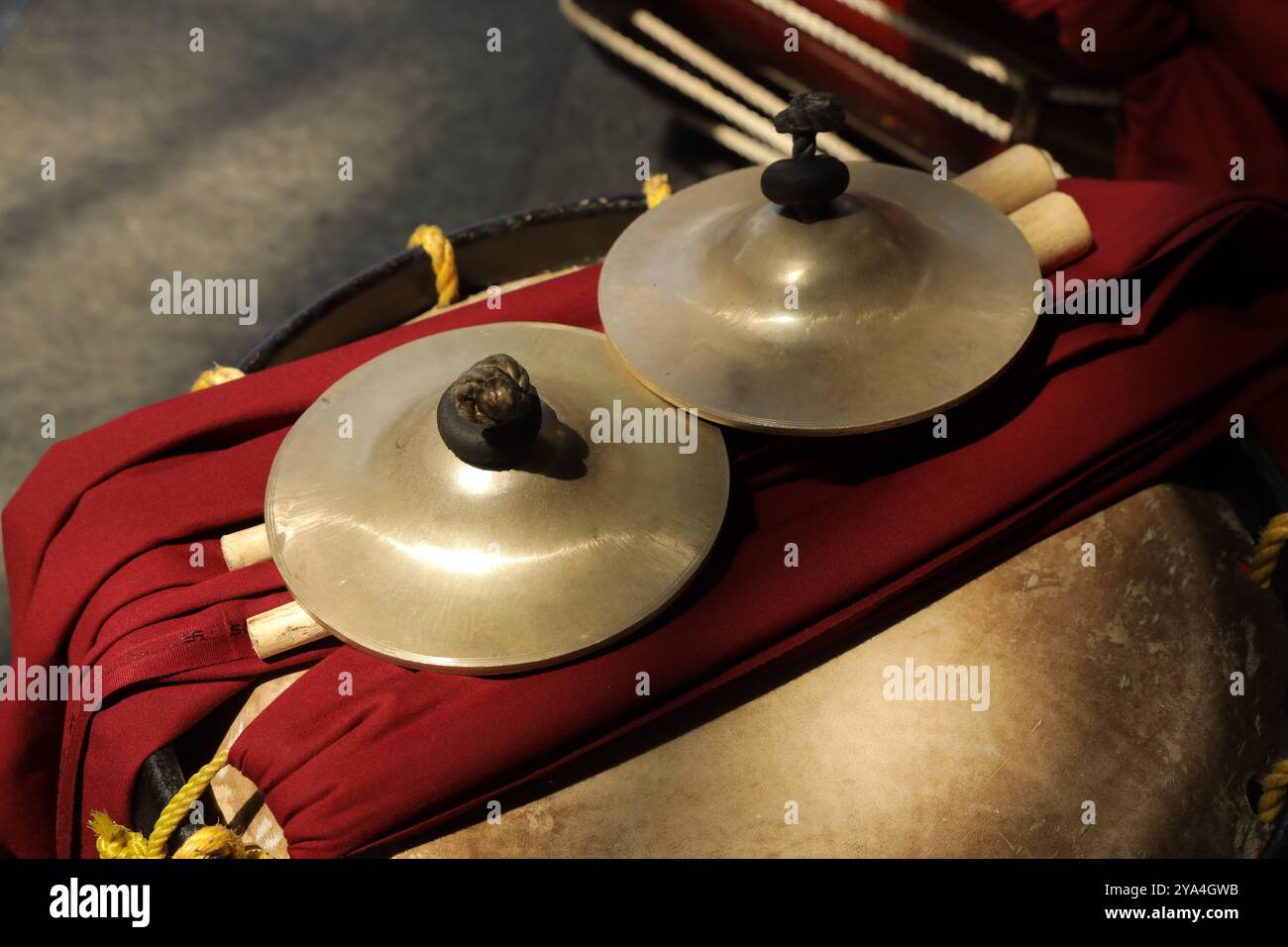 Elathalam oder Ilathalam | metallisches Musikinstrument | ein Miniatur-Paar Zimbeln Stockfoto