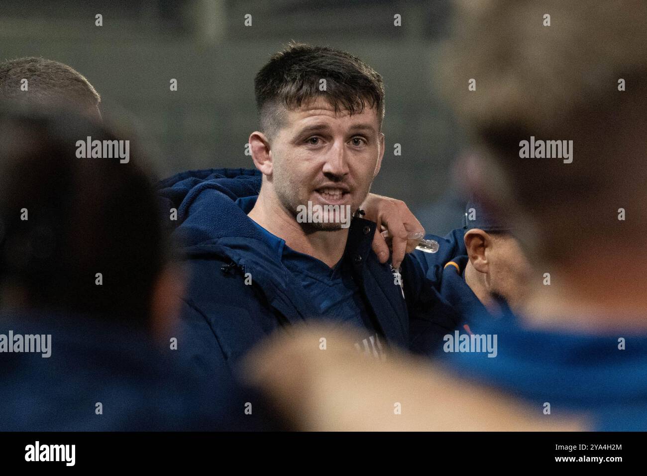 Ben Curry spricht in Sale Sharks Huddle Post Match - Sale Sharks vs Newcastle Falcons - Gallagher Premiership Rugby - 11. Oktober 2024 - Salford Community Stadium Credit: Samuel Wardle/Alamy Live News Stockfoto