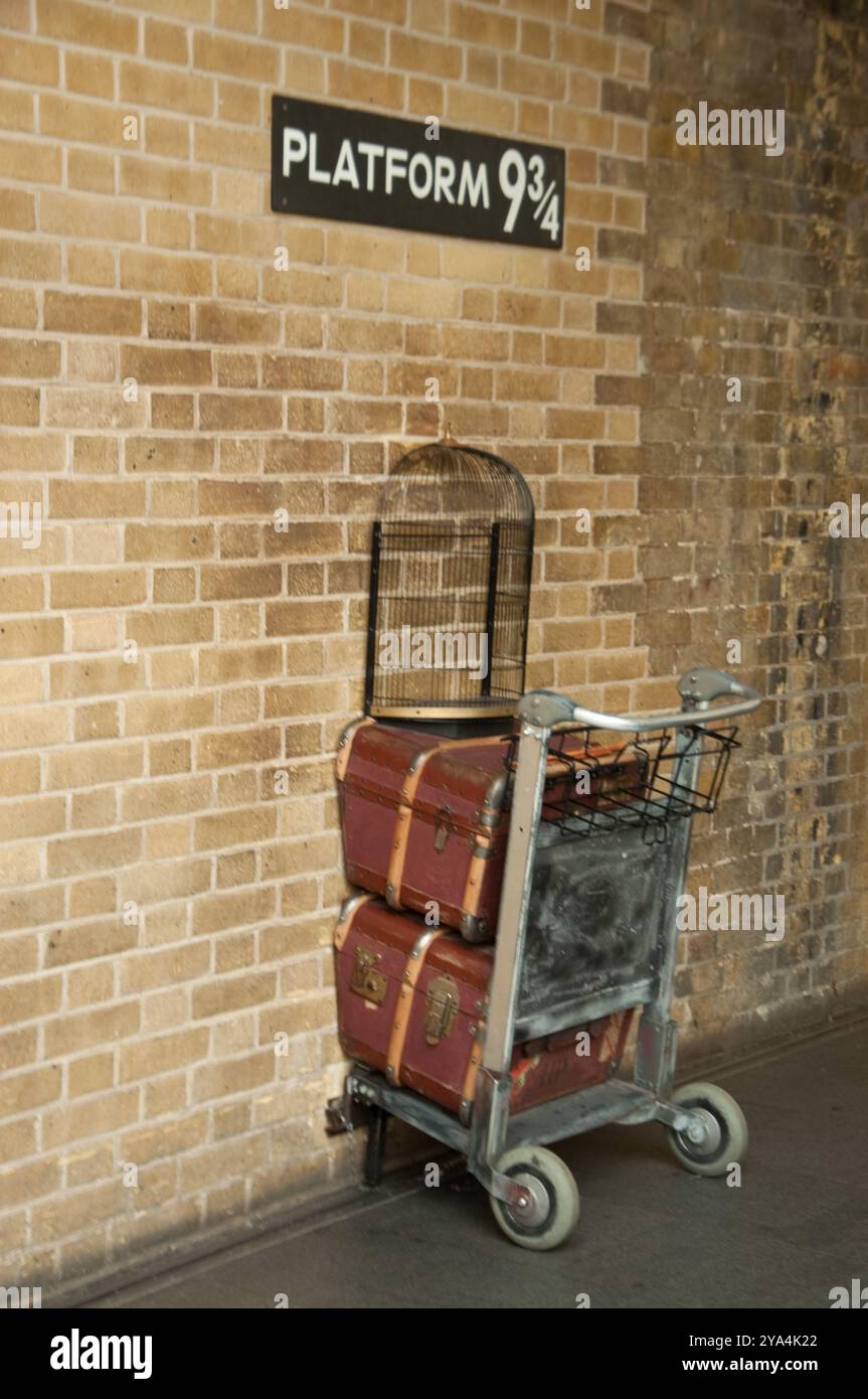 Bahnsteig 9 3/4 - Harry Potter's Platform, Kings Cross Station; Camden, London, England, Großbritannien; die Plattform, von der Harry Potter zur Schule geht. Stockfoto