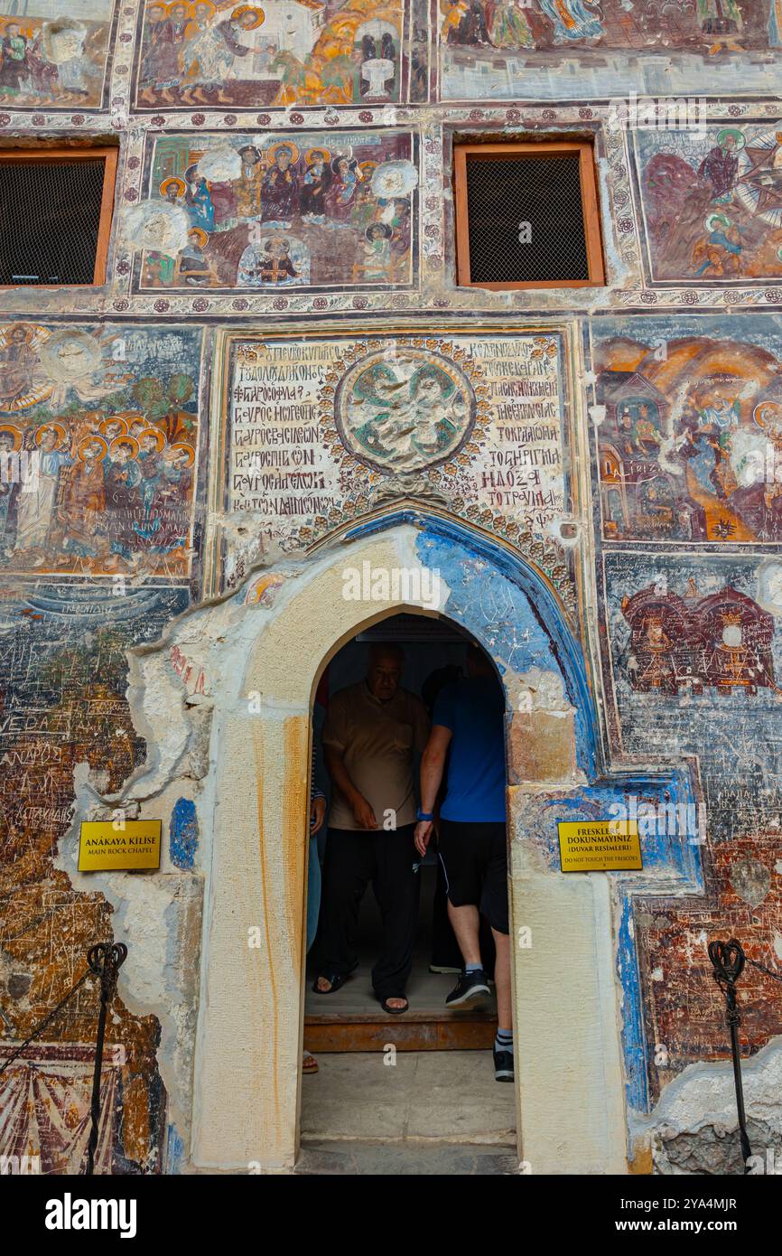 Tür der Felsenkirche oder Kaya Kilisesi im Kloster Sumela. Trabzon Türkei - 8.3.2024 Stockfoto