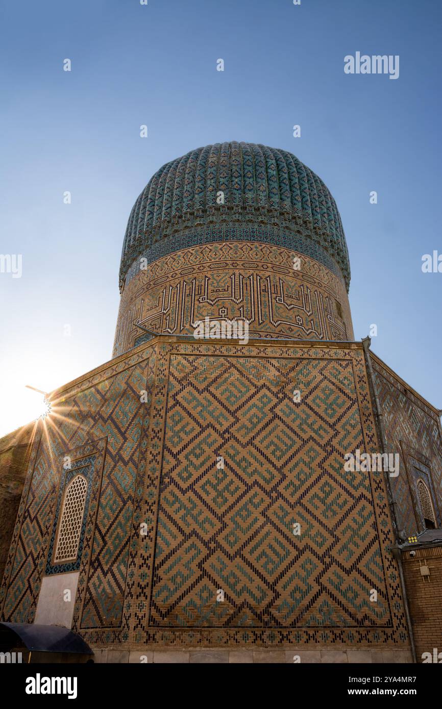 Kuppel des Gur Emir Mausoleums in Samarkand mit hinterleuchteten Sonnenstrahlen Stockfoto