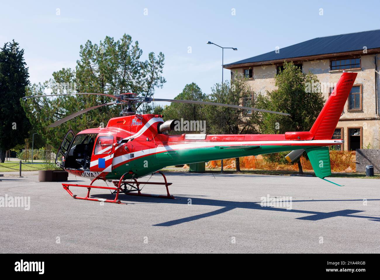 Cormons, Italien - 21. September 2024: Ein Elifriulia-Rettungshubschrauber Typ I-ULYA parkte an einem sonnigen Tag auf der Landebahn Stockfoto