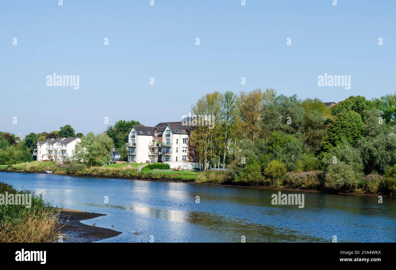Coleraine, County Londonderry, Nordirland, 19. September 2024 - Apartments am Ufer des Flusses Bann Stockfoto