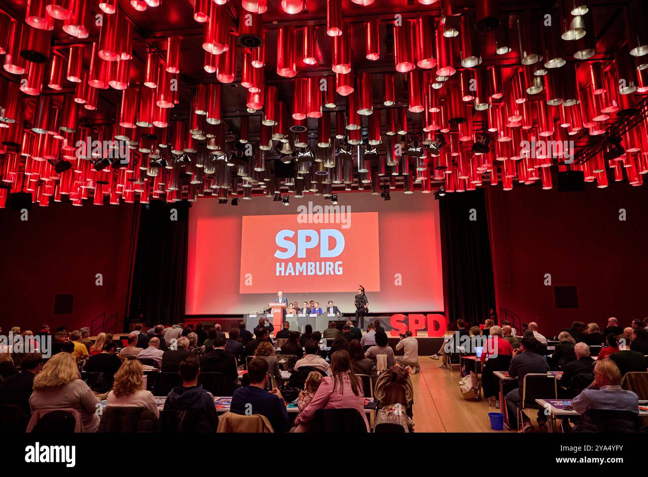Hamburg, Deutschland. Oktober 2024. Peter Tschentscher (SPD), erster Bürgermeister von Hamburg, steht auf der Bühne während der SPD-Landesvertreterversammlung Hamburg. Quelle: Georg Wendt/dpa/Alamy Live News Stockfoto