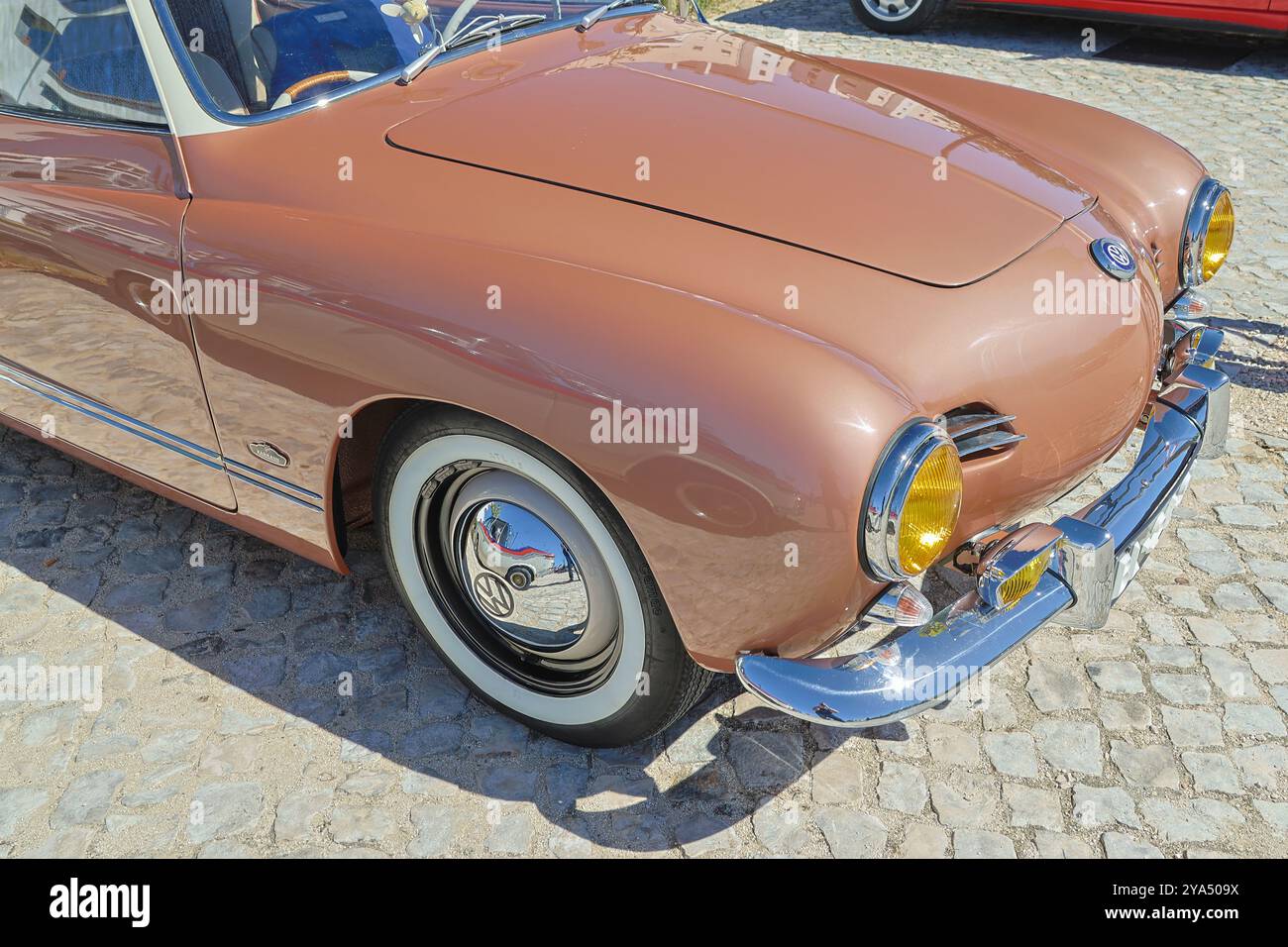 Volkswagen karmann ghia Oldtimer parkt an einem sonnigen Tag auf Kopfsteinpflaster Stockfoto