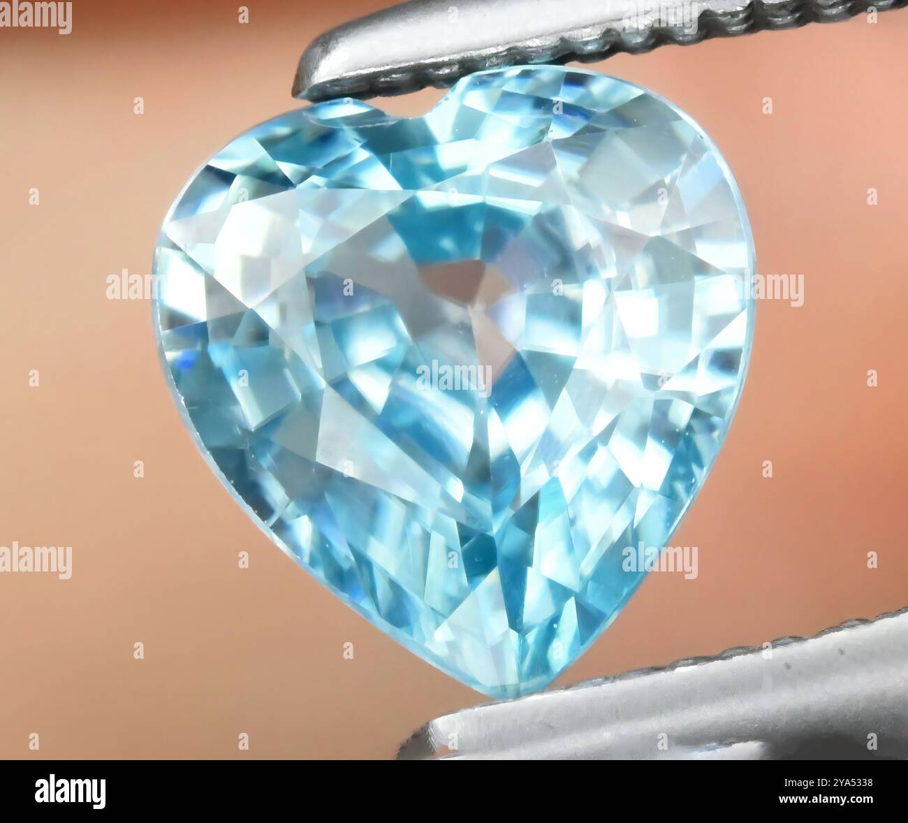 Exquisiter, herzförmiger natürlicher Aquamarin-Edelstein, der in Licht funkelt. Stockfoto