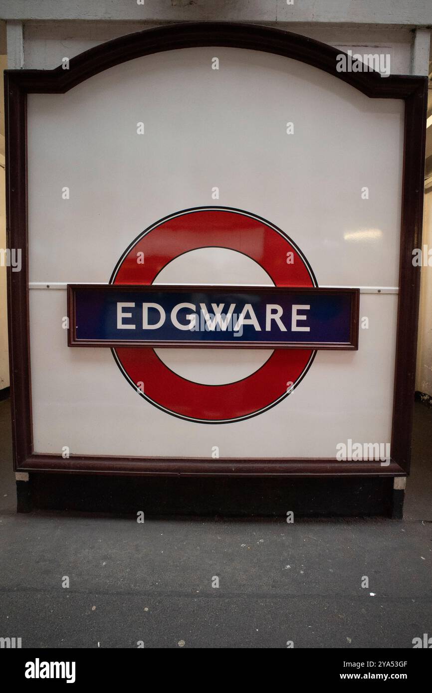 Schild Edgware Station, Londoner U-Bahnsteig Stockfoto