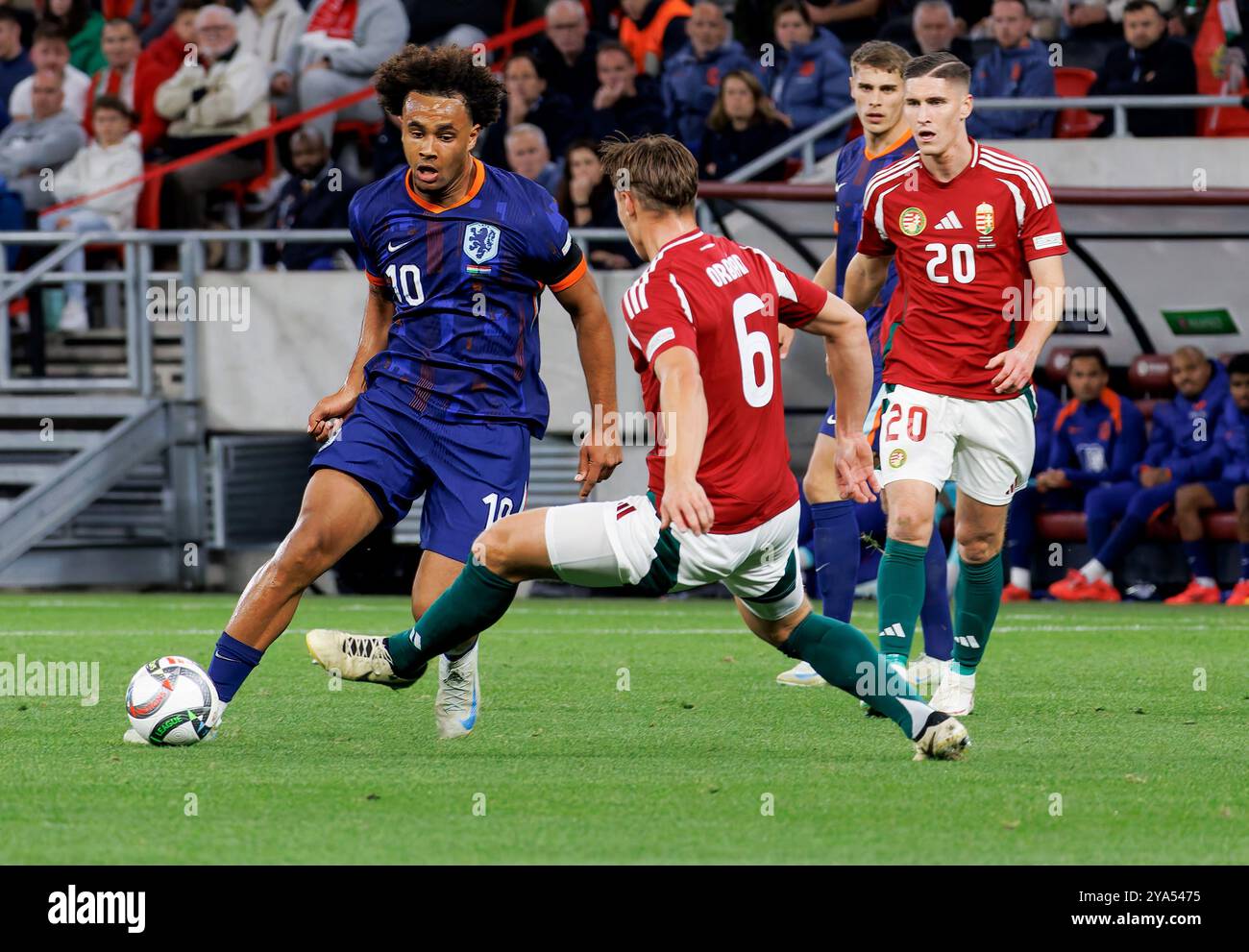 Budapest, Ungarn. Oktober 2024. Willi Orban von Ungarn fordert Joshua Zirkzee von den Niederlanden während der UEFA Nations League 2024/25 League Ein Spiel der Gruppe A3 zwischen Ungarn und den Niederlanden in der Puskas Arena am 11. Oktober 2024 in Budapest, Ungarn. Quelle: Laszlo Szirtesi/Alamy Live News Stockfoto