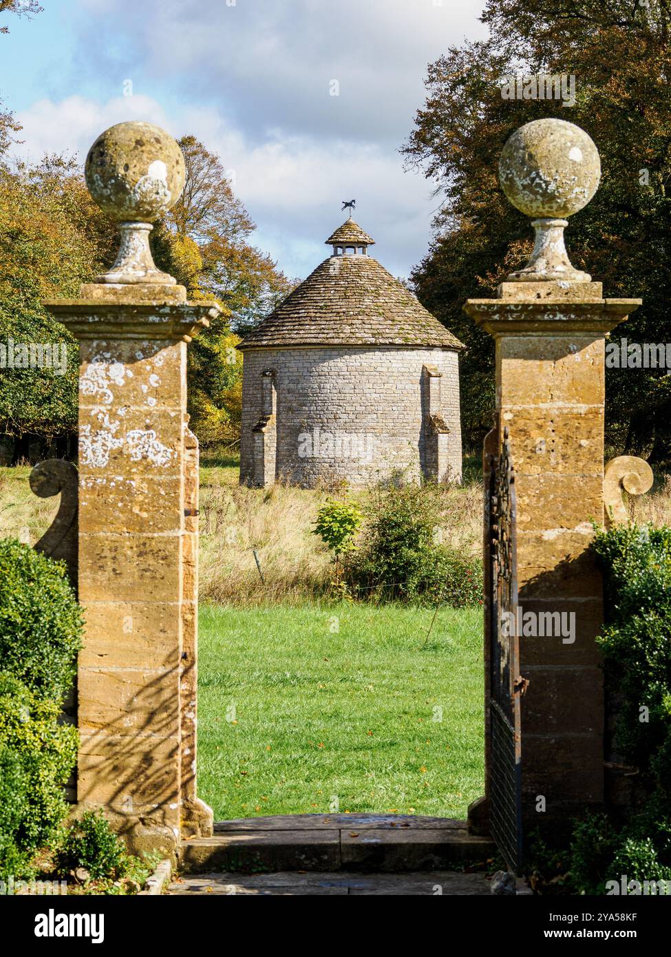Der Wasserturm um 1934 bei lytes Cary ist ein denkmalgeschütztes Gebäude wegen seines architektonischen Interesses: Es ist eine malerische Struktur von guter Qualität lokal Stockfoto