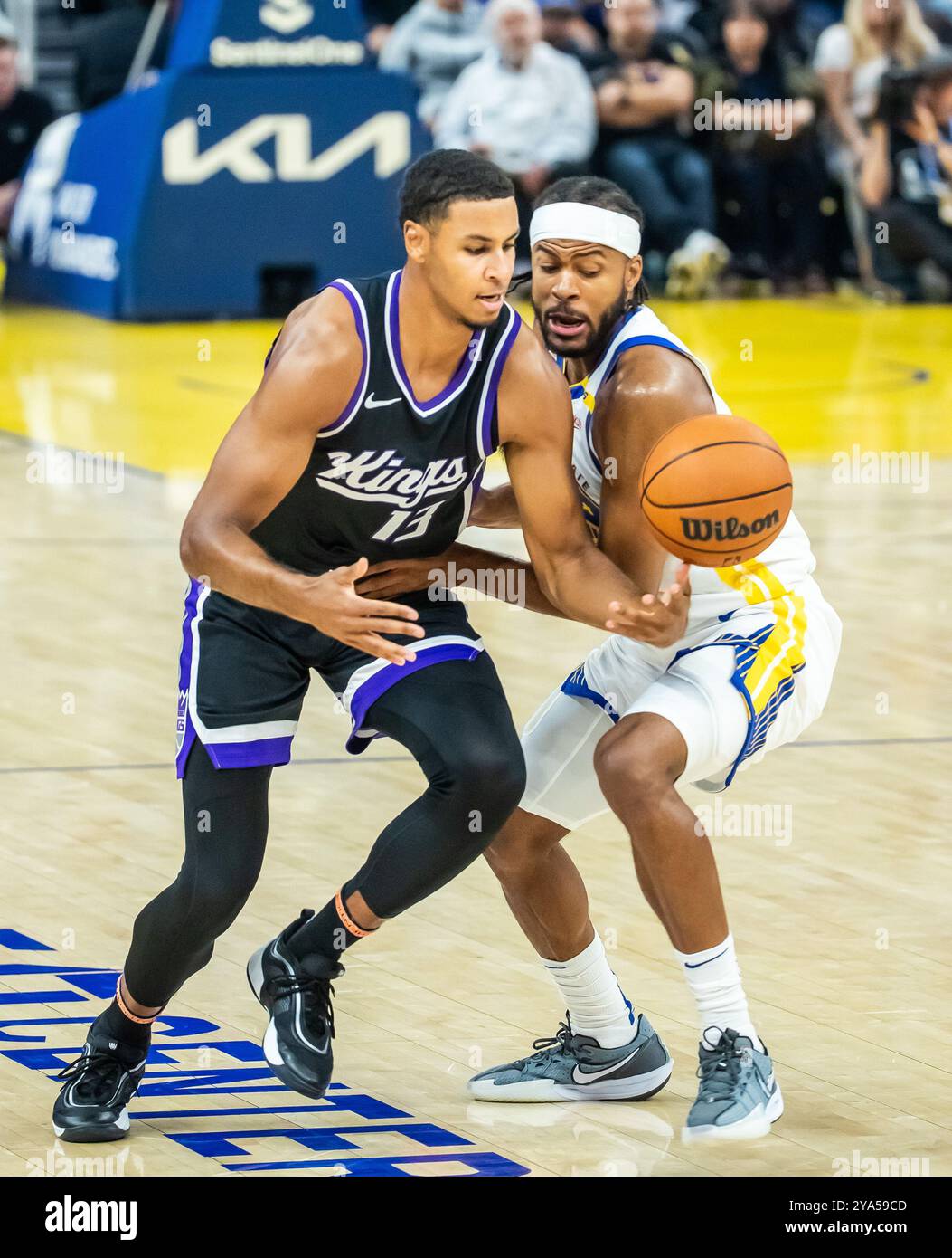 San Francisco, USA. Oktober 2024. Keegan Murray (L) von Sacramento Kings tritt am 2024-2025 11. Oktober 2024 im NBA-Vorsaisonspiel zwischen Golden State Warriors und Sacramento Kings in San Francisco an. Quelle: Arthur Dong/Xinhua/Alamy Live News Stockfoto