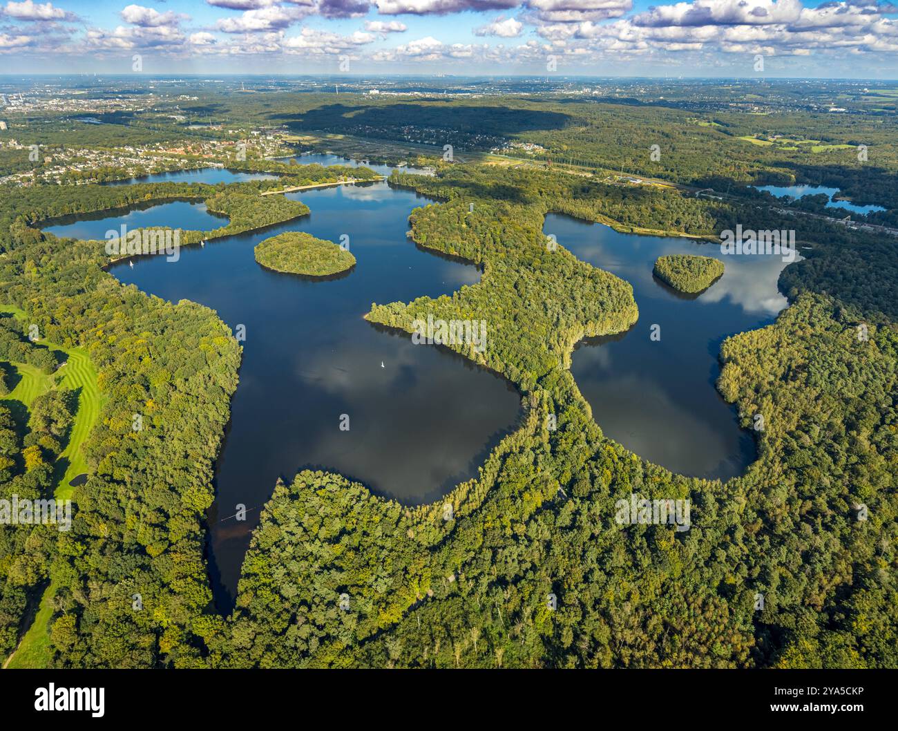 Luftbild, Sechs-Seen-Platte, Wald und Segelboot, hinten der ehemalige Rangierbahnhof, Fernsicht und blauer Himmel mit Wolken, Wedau, Duisburg, Ruhrgebiet, Nordrhein-Westfalen, Deutschland ACHTUNGxMINDESTHONORARx60xEURO *** Luftaufnahme, Sechs gesehene Platte, Wald und Segelboot, hinter dem ehemaligen Rangierbahnhof, Fernsicht und blauer Himmel mit Wolken, Wedau, Duisburg, Ruhrgebiet, Nordrhein-Westfalen, Deutschland ACHTUNGxMINDESTHONORARx60xEURO Stockfoto