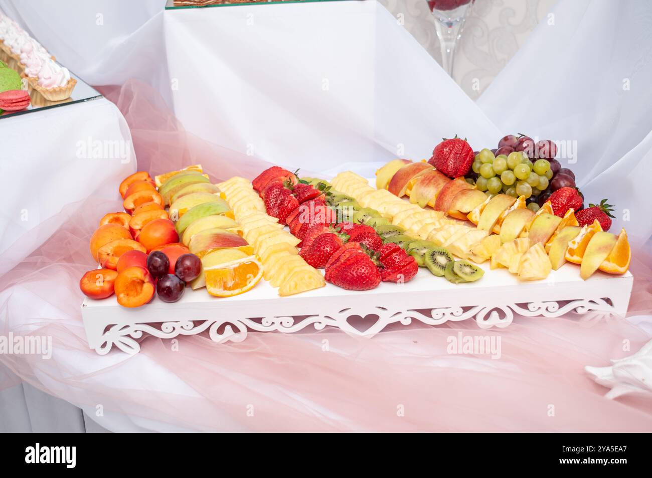 Exquisite Obstplatte mit Eleganz und farbenfroher Vielfalt. Stockfoto