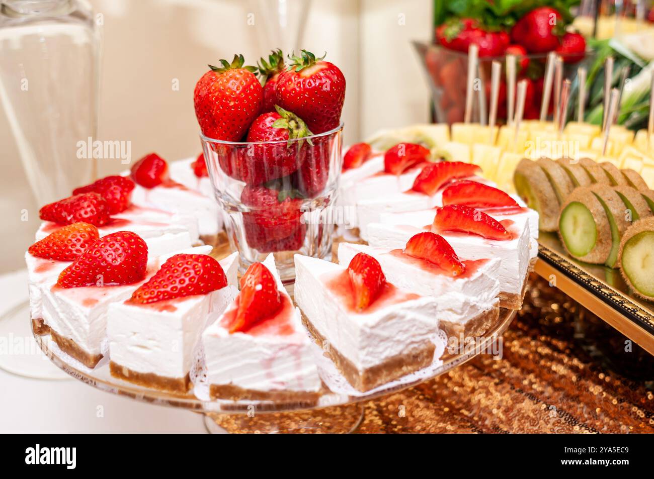 Köstliche Erdbeere-Shortcake-Delikatesse auf einer dekorativen Platte. Stockfoto