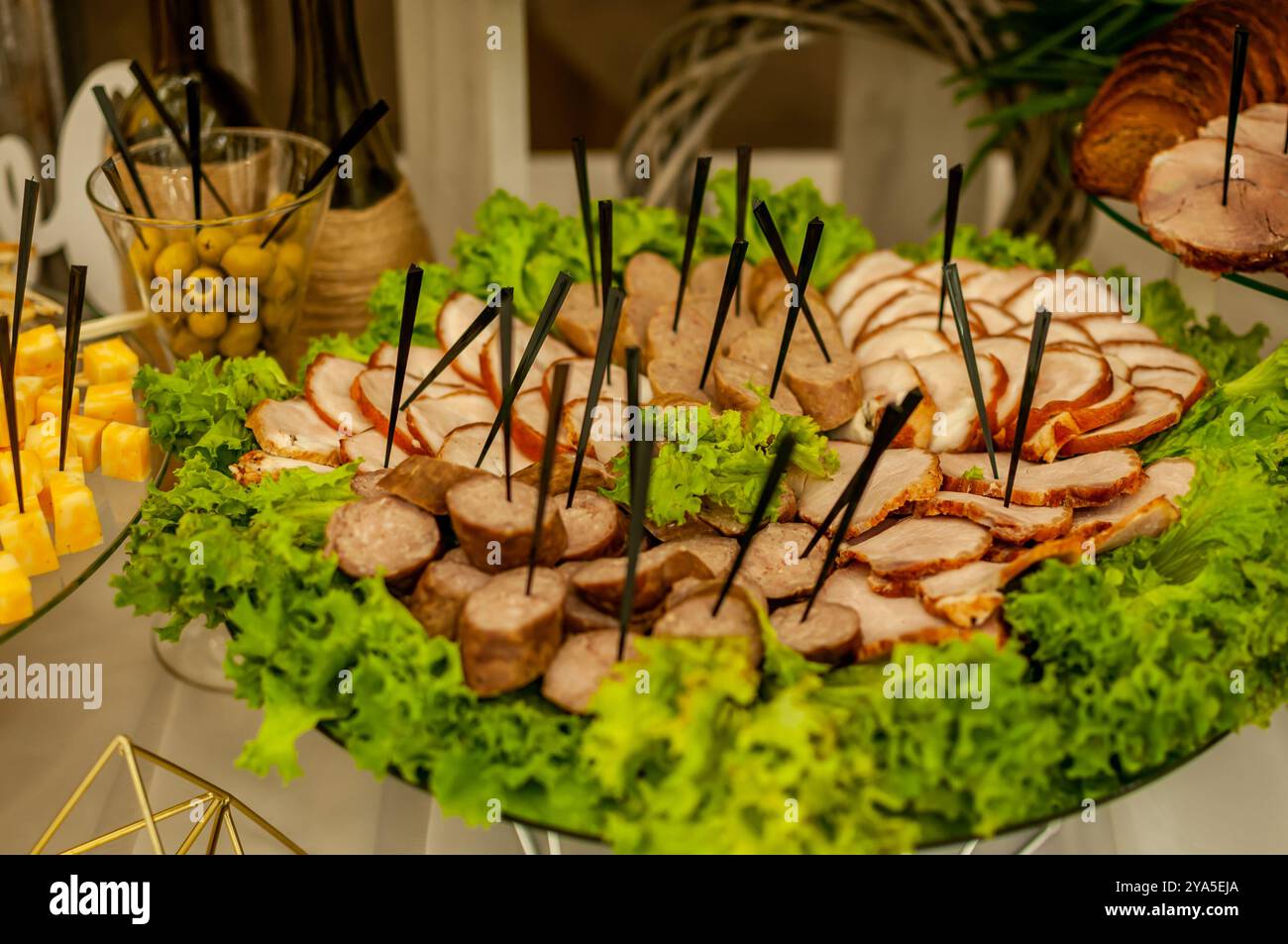 Exquisite Gourmet-Charcuterie-Platte mit frischem Gemüse und verschiedenen Fleischsorten. Stockfoto