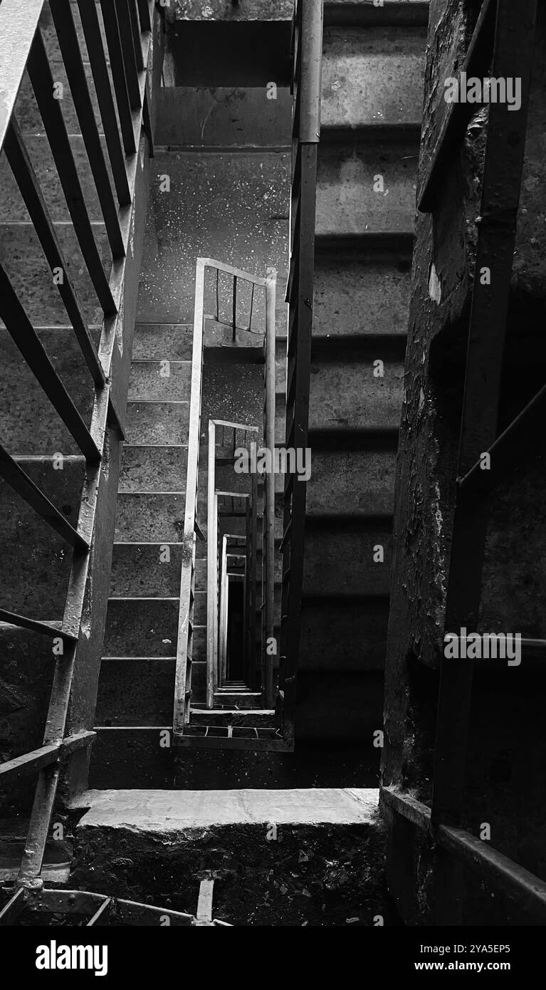 Alte Treppe in einem Slumhaus Stockfoto