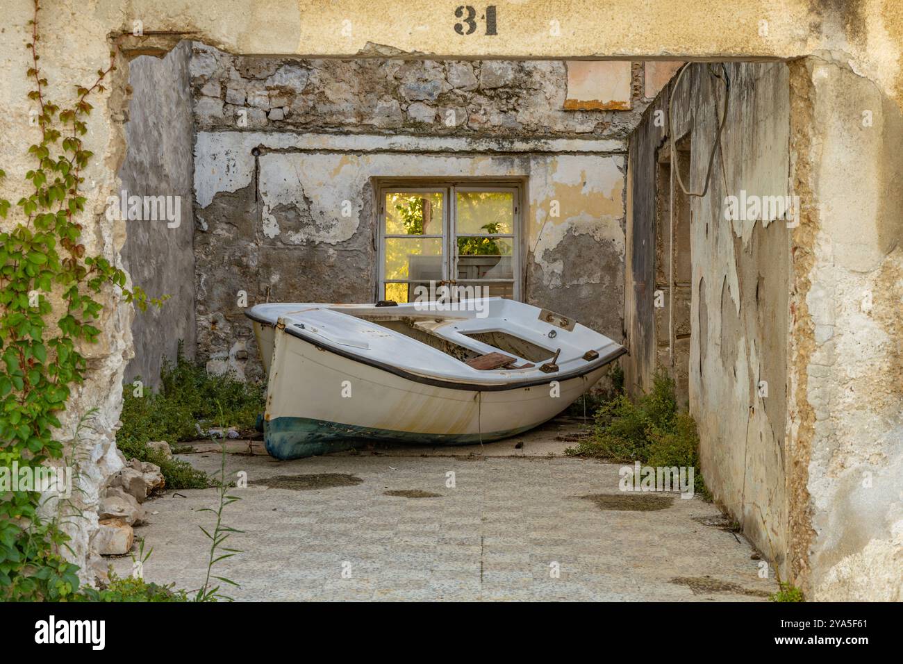 Ein undichtes altes Fischerboot, das im Hafen von Trpanj an Land gespült wurde Stockfoto