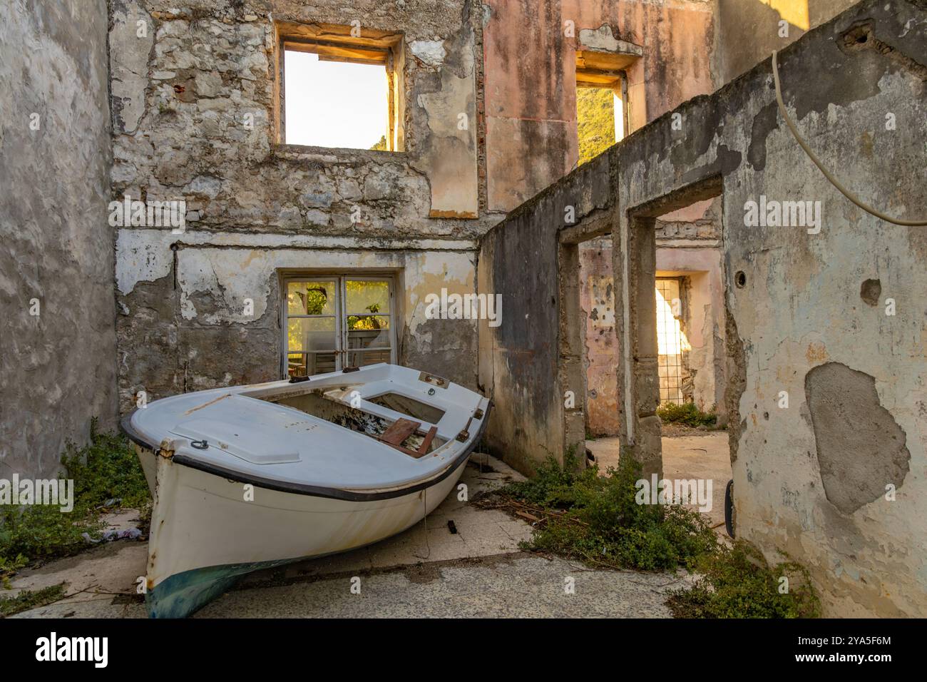 Ein undichtes altes Fischerboot, das im Hafen von Trpanj an Land gespült wurde Stockfoto