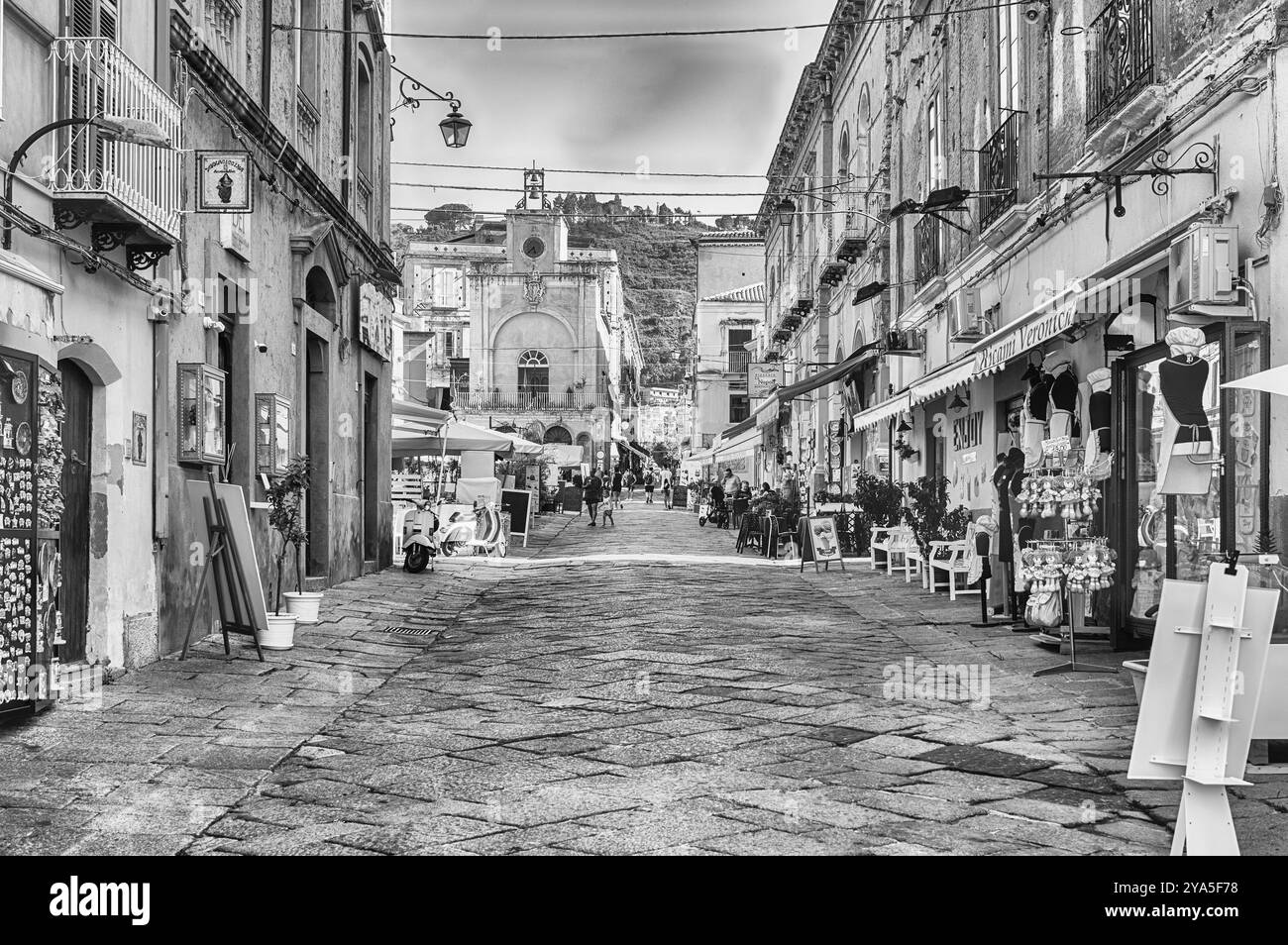 TROPEA, ITALIEN - 2. JULI: Blick über die Stadt Tropea, ein Badeort am Golf von St. Euphemia, Teil des Tyrrhenischen Meeres, Kalabrien, Es Stockfoto