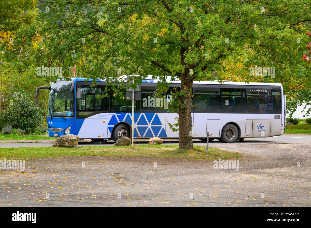 Veldenz, Deutschland - 7. Oktober 2024: Ein öffentlicher Bus mit gebrochener Windschutzscheibe und anderen Schäden, nachdem er auf einen Strommast gestoßen ist und eine Kurve abbiegt. Stockfoto