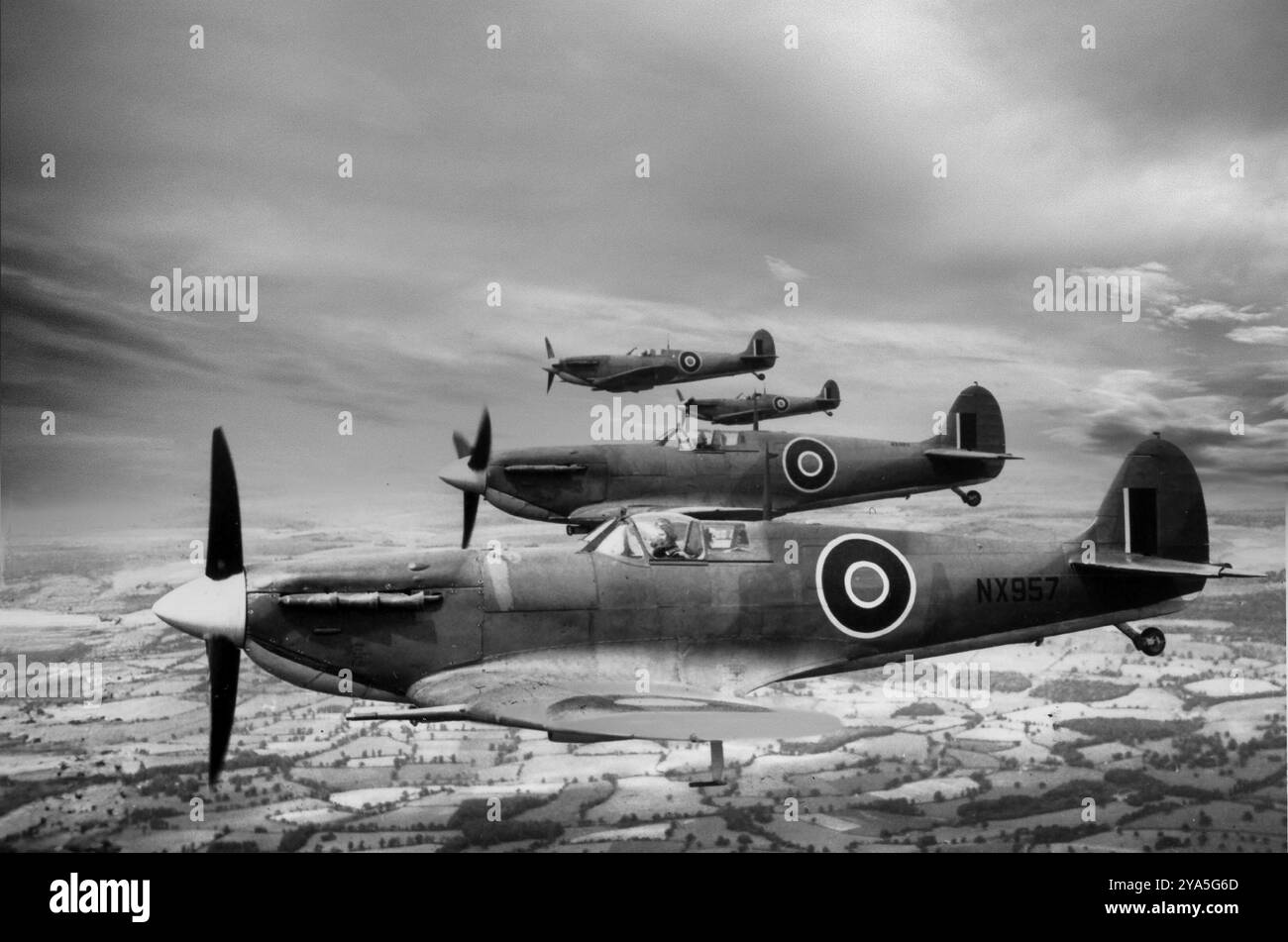 Ein Flug von Supermarine Seafire, einer Marineversion des Supermarine Spitfire, die für den Einsatz von Flugzeugträgern angepasst wurde. Das erste einsatzfähige Seafire, das F Mk. Die III-Variante wurde 1942 verfügbar, was zu einer weitverbreiteten Verwendung mit dem Fleet Air Arm führte. Die erste Schlacht fand im November 1942 während der Operation Torch statt, der alliierten Landungen in Nordafrika, und diente dann als Luftabdeckung für die alliierte Invasion Siziliens und Italiens. Im Jahr 1944 leistete eine große Anzahl von Flugzeugen während der Landungen in der Normandie Unterstützung der Bodentruppen und schloss sich später der British Pacific Fleet an. Stockfoto