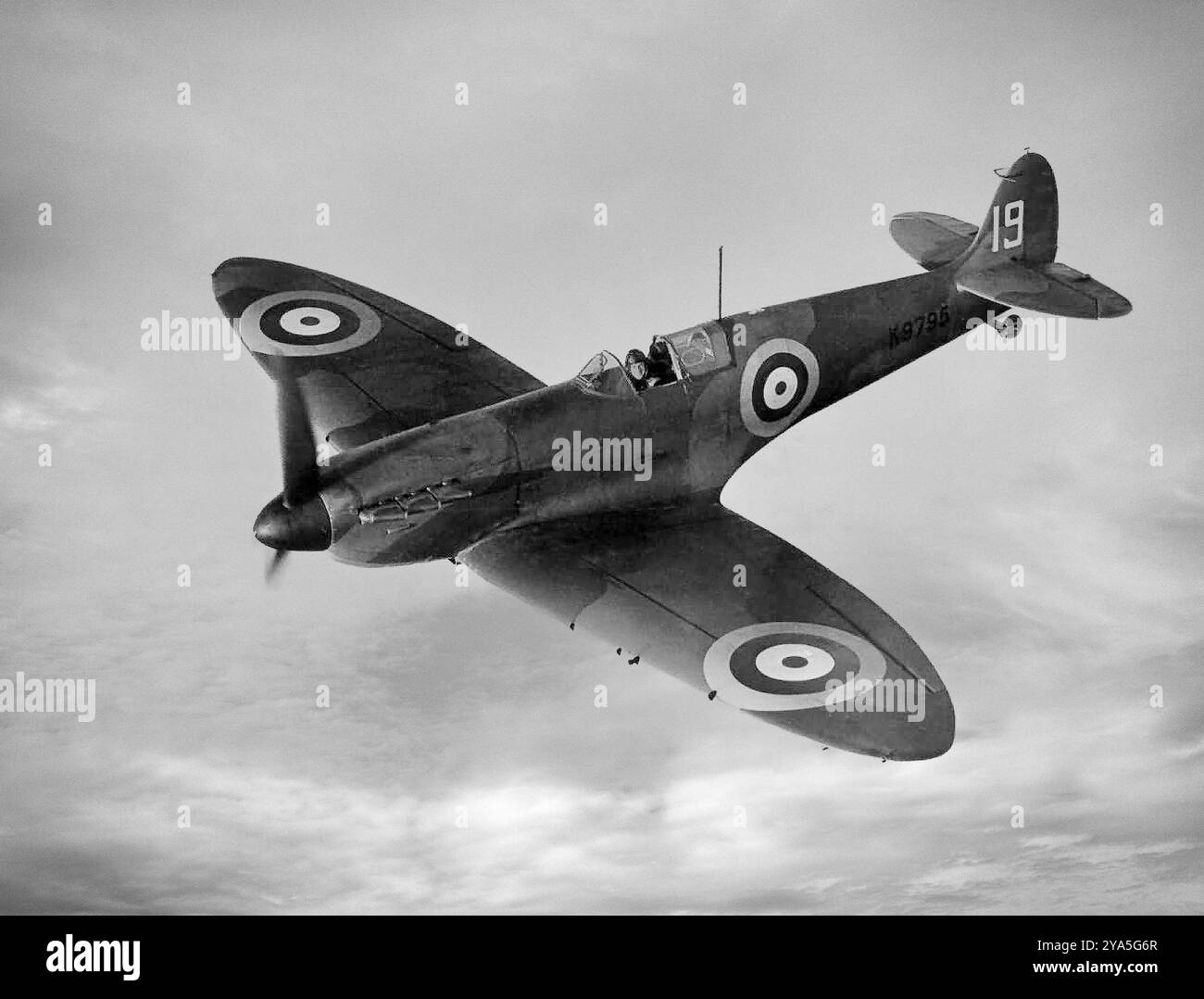 Ein Supermarine Spitfire Mk I von No.19 Squadron. Das Flugzeug wurde von einem Rolls Royce Merlin III Motor angetrieben, der eine Höchstgeschwindigkeit von 367 km/h erreichte. Sie trat 1938 in Dienst und war die Marke, die hauptsächlich in der Schlacht um Großbritannien kämpfte. Das britische einsitzige Kampfflugzeug wurde von der Royal Air Force und anderen alliierten Ländern vor, während und nach dem Zweiten Weltkrieg eingesetzt. Es war das einzige britische Kampfflugzeug, das während des gesamten Krieges kontinuierlich produziert wurde, wenn auch in vielen Marken (Versionen). Stockfoto