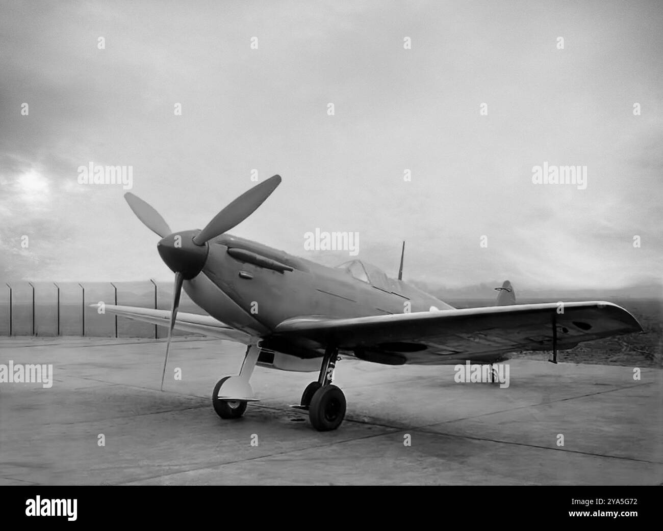 Die Supermarine Spitfire Mark III, die 1940 erstmals geflogen wurde, war ein experimenteller Prototyp mit Merlin XX-Motor, einem einziehbaren Heckrad, abgeschnittenen Kotflügeln, einer neu gestalteten Frontscheibe, etwas längerem Rumpfbereich und zusätzlichen Verkleidungen, die das Laufwerk vollständig abdeckten, wenn es eingefahren war. Es wurde als Testflugzeug eingesetzt und war Pionier beim Einsatz des Merlin 61-Triebwerks. Das britische einsitzige Kampfflugzeug wurde von der Royal Air Force und anderen alliierten Ländern vor, während und nach dem Zweiten Weltkrieg eingesetzt. Es war das einzige britische Kampfflugzeug, das während des gesamten Krieges kontinuierlich produziert wurde, wenn auch in vielen Marken (Versionen). Stockfoto