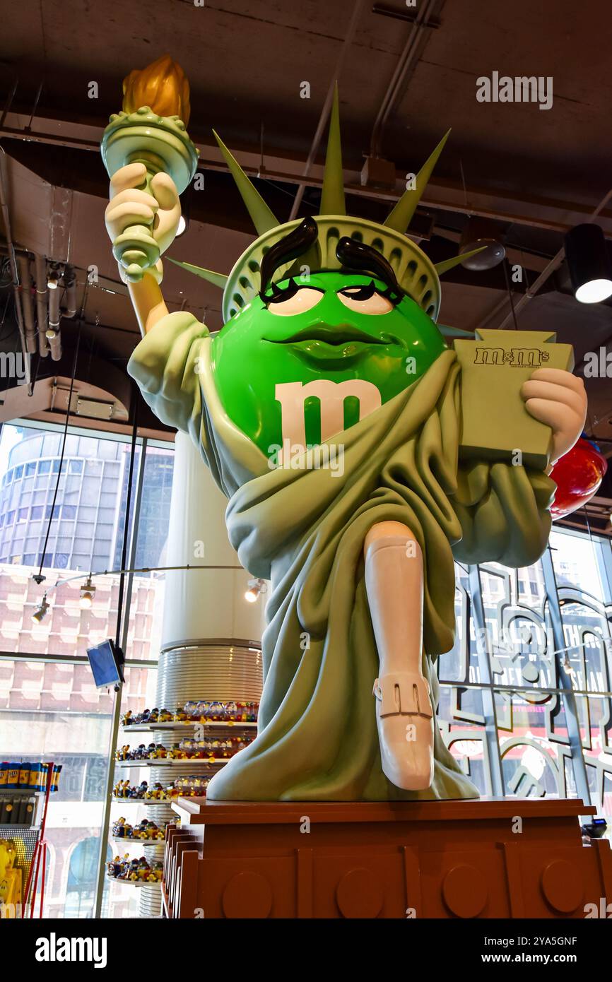 Die grüne Figur von M&M, die die Freiheitsstatue repräsentiert, im M&M's World Store in Manhattan, New York. Stockfoto