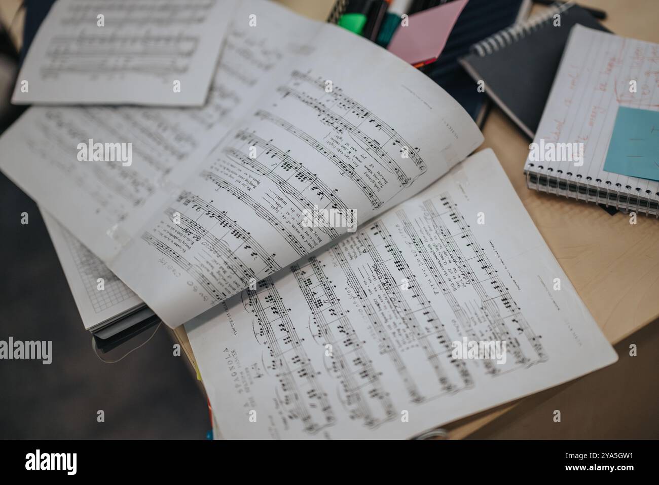 Schüler studieren Notenblätter und Notizen in einer College-Klasse Stockfoto