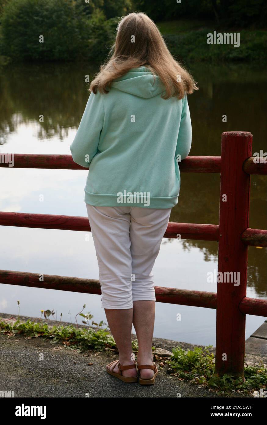 Eine hübsche Frau am See. Stockfoto