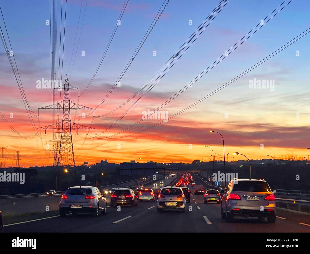 Stau in der Dämmerung. Autobahn A-1, Madrid, Spanien. Stockfoto