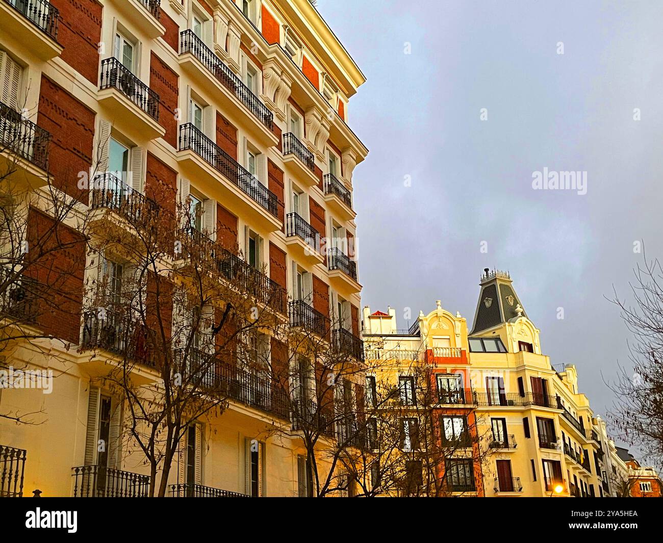 Fassaden der Häuser. Lope de Rueda Straße, Madrid, Spanien. Stockfoto