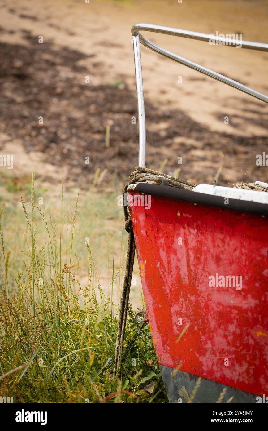 Ein Boot sitzt auf dem Sand, nah am Bug. Stockfoto