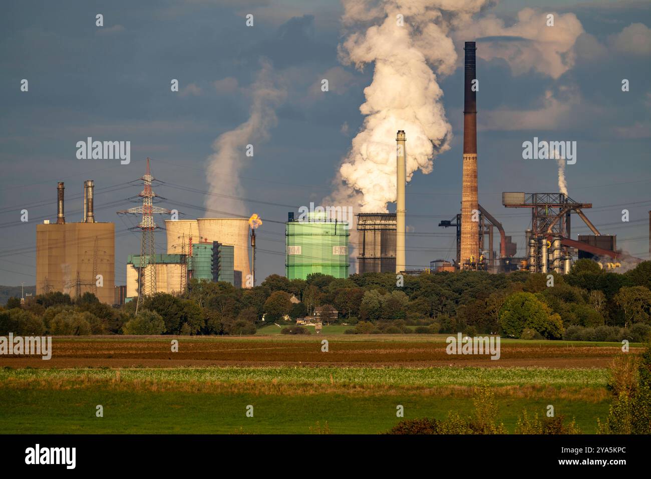 Hüttenwerke Krupp-Mannesmann, HKM in Duisburg-Hüttenheim, 2 Hochöfen, Kokerei, Löschwolke, Rheinauen in Duisburg-Mündelheim, NRW, Deutschland, links das Gaskraftwerk, Kühltürme, HKM Stahlwerk *** Hüttenwerke Krupp Mannesmann, HKM Duisburg Hüttenheim, 2 Hochöfen, Kokerei, Löschwolke, Rheinauen in Duisburg Mündelheim, NRW, Deutschland, links Gaskraftwerk, Kühltürme, HKM Stahlwerk Stockfoto