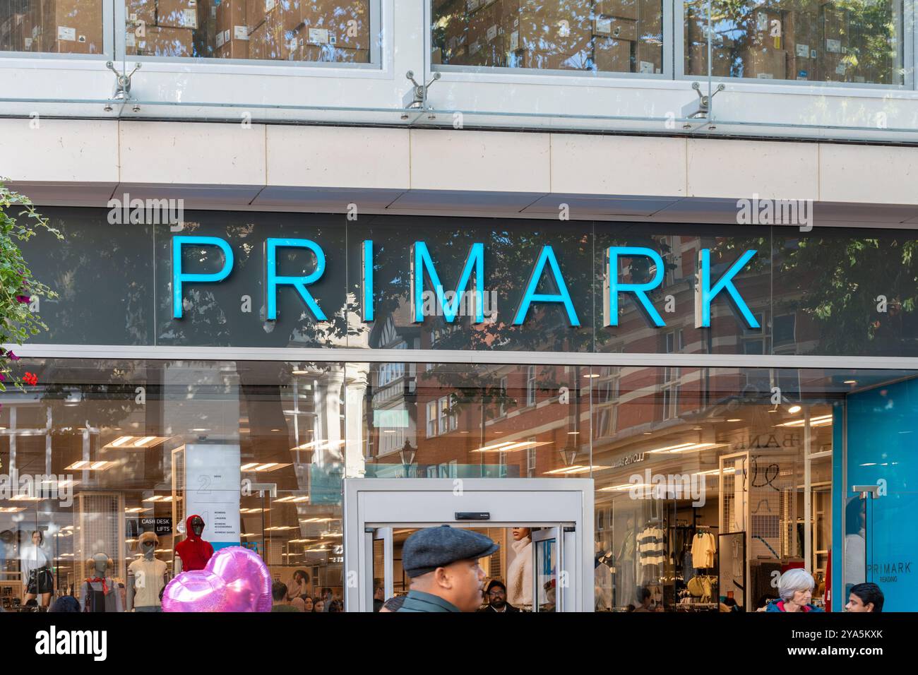 Primark Shop oder Ladenfront, Schnäppchenmode Mode Shop, England, Großbritannien Stockfoto