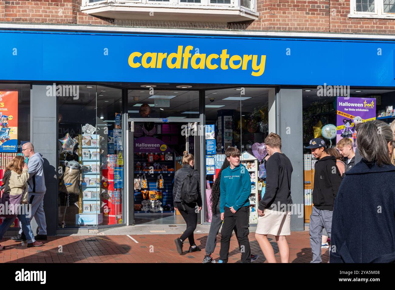 Card Factory Ladenfront mit Einkaufsmöglichkeiten im Stadtzentrum von Reading, Berkshire, England, Großbritannien Stockfoto