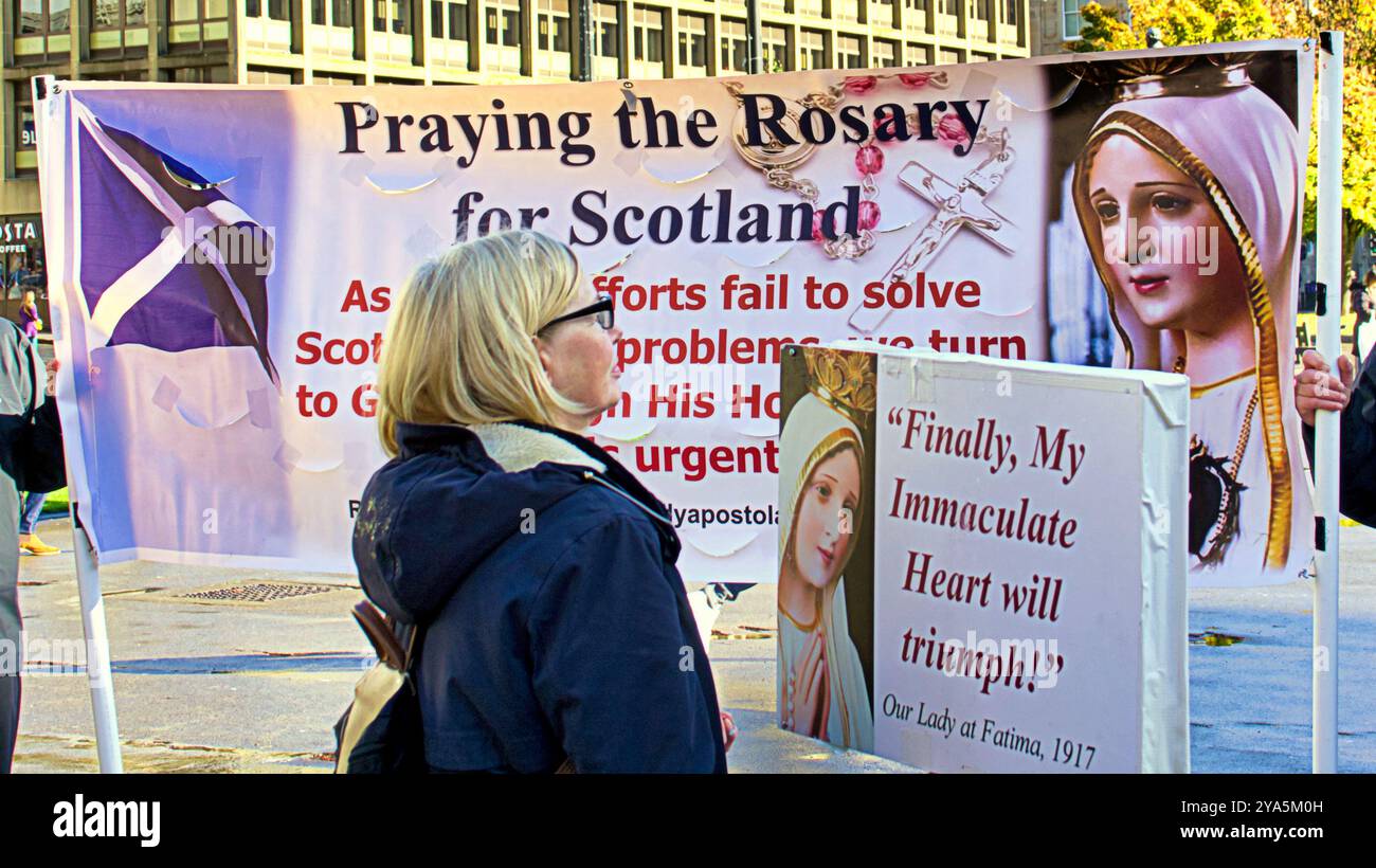 Glasgow, Schottland, Großbritannien. Oktober 2024. Der jährliche öffentliche Rosenkranz (Glasgow) für Wiedergutmachung und Umkehr oder die schottische Rosenkranzveranstaltung für unsere Lieben Frau von Fatima fand heute auf dem george Square statt, Teil des Programms für den Rosenkranz in Schottland von den Katholiken. Credit Gerard Ferry /Alamy Live News Stockfoto