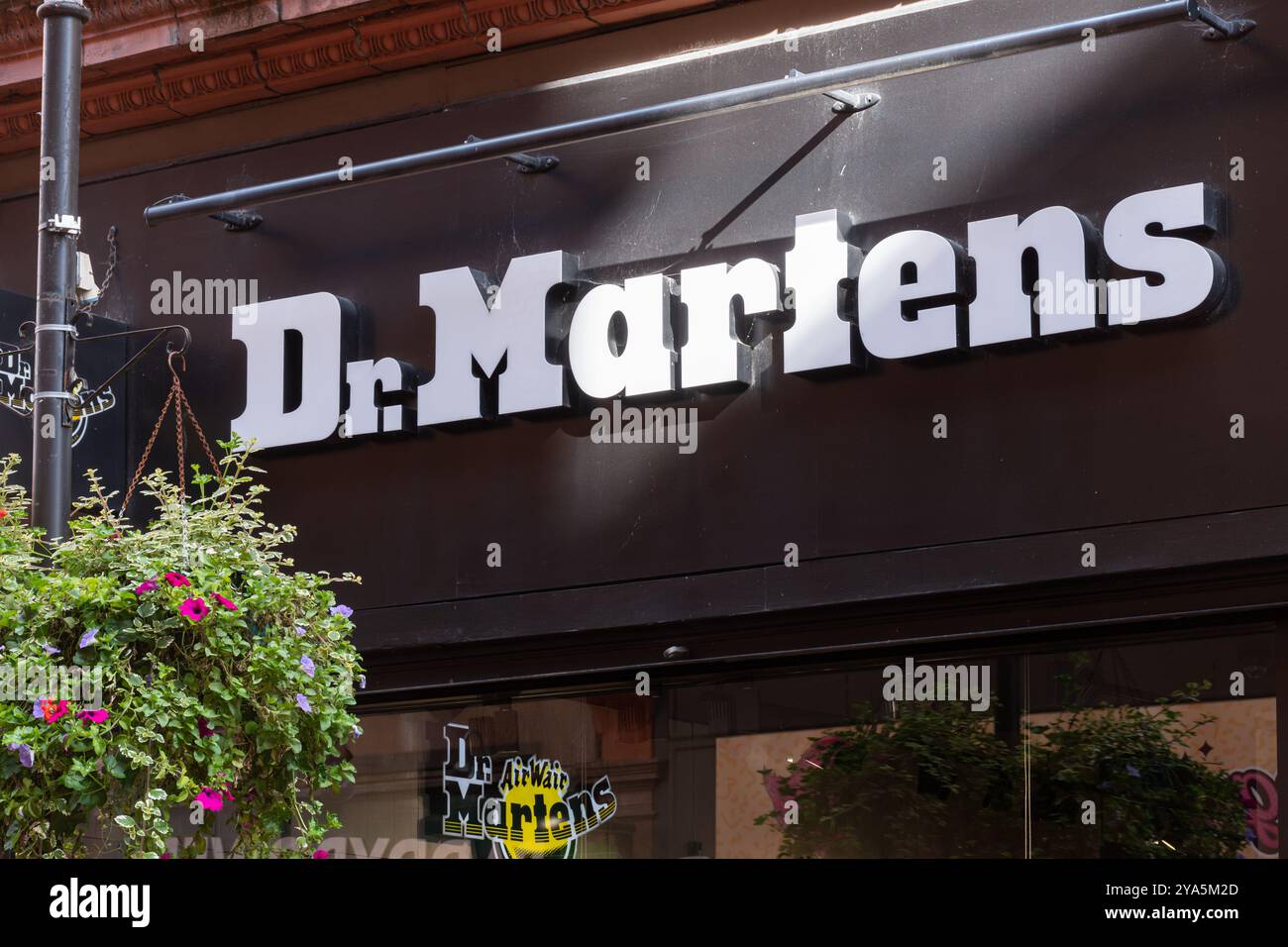 Dr. Martens Ladenfront, Einzelhandelsgeschäft berühmt für den Verkauf von Stiefeln, England, Großbritannien Stockfoto