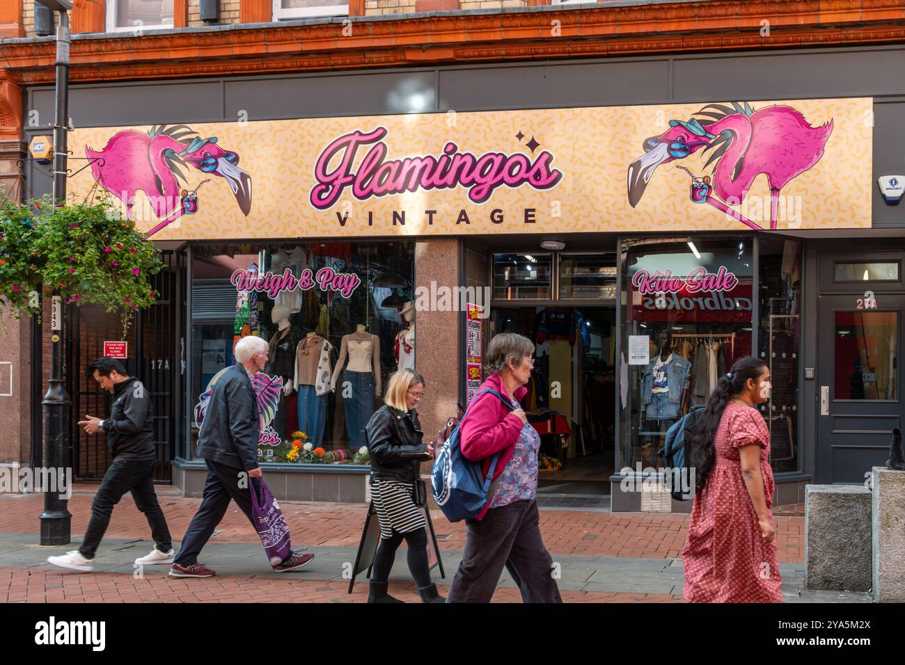 Flamingos Vintage Kleiderladen, Leute gehen vorbei an Ladenfront, Reading Town Centre, Berkshire, England, Großbritannien Stockfoto