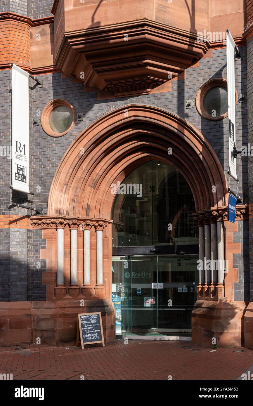Eintritt zum Reading Museum, eine Besucherattraktion im Stadtzentrum von Reading, Berkshire, England, Großbritannien Stockfoto