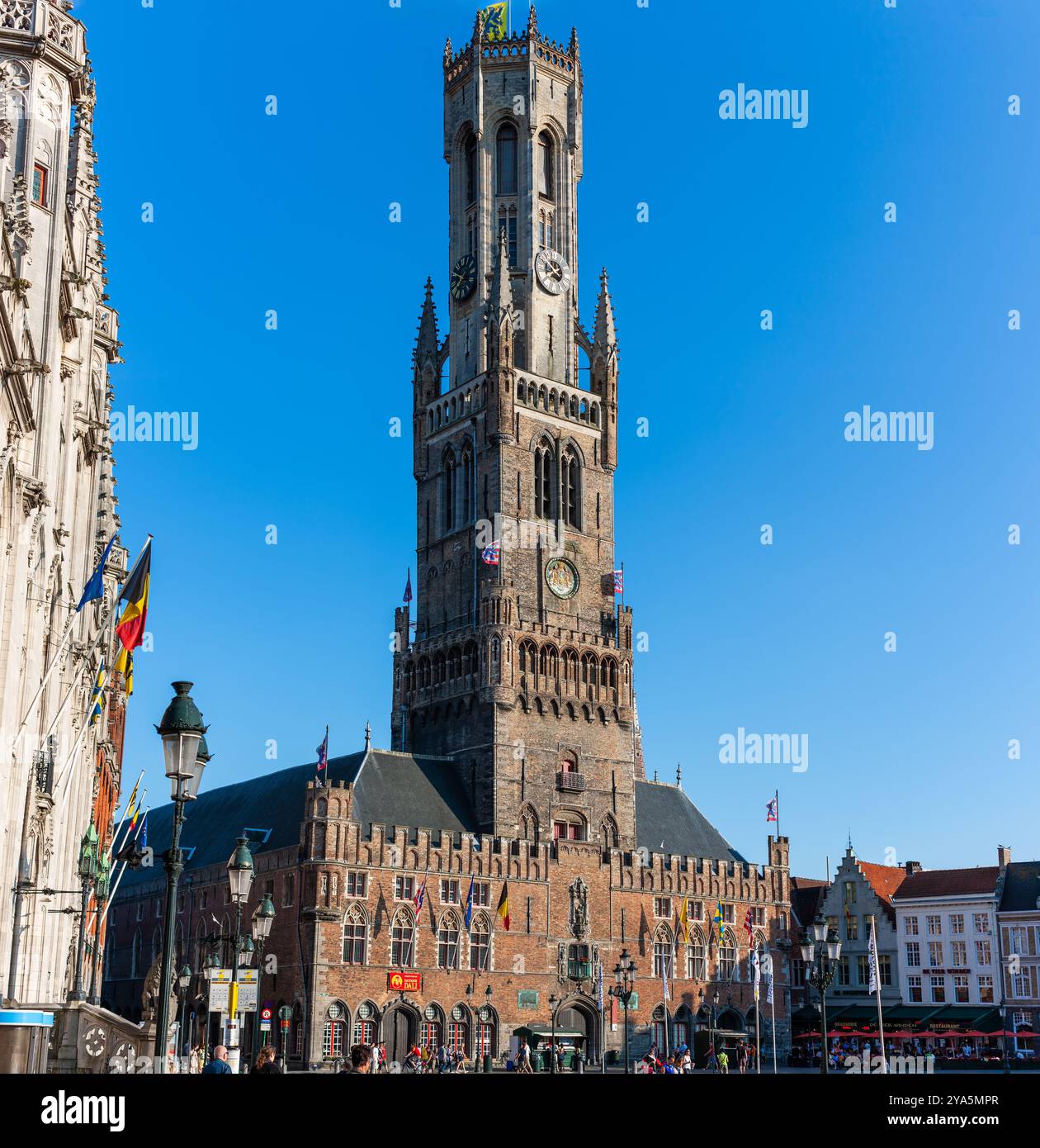 Brügge, Belgien - 11. Juli 2010 : der Glockenturm von Brügge. Belfort, mittelalterlicher Turm mit Blick auf den öffentlichen Platz, Grote Markt, Grand Place. Stockfoto