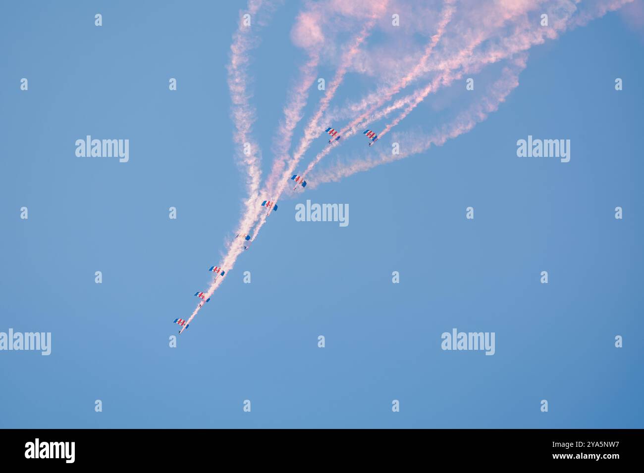 Das RAF Falcons Parachute Display Team tritt bei der Royal International Air Tattoo 2024 auf. Stockfoto