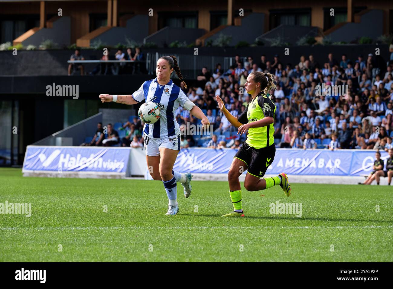 Zubieta, Spanien. Oktober 2024. Nerea Eizaguirre kontrolliert den Ball mit der Brust. Quelle: Rubén Gil/Alamy Live News. Stockfoto